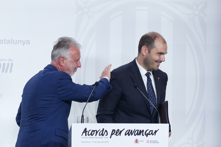 El ministro español de Política Territorial y Memoria Democrática, Ángel Víctor Torres, y el conseller catalán de Presidència, Albert Dalmau, hoy en Barcelona.
