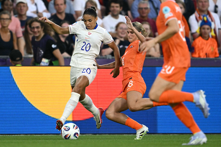 Casparij intenta frenar a Cascarino, que dio un recital ante Países Bajos.