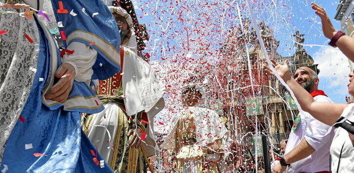 Una lluvia de confeti blanco y rojo cubrió a los gigantes. A la derecha, pañuelos para pedir la salida de los gigantes, un beso con cariño y los zaldikos formando una peculiar caballada.