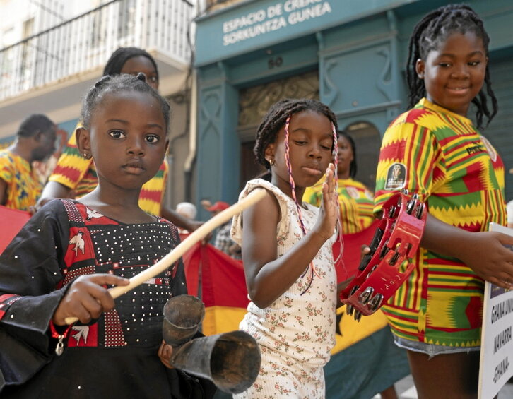 Un grupo de niñas participantes en la kalejira.
