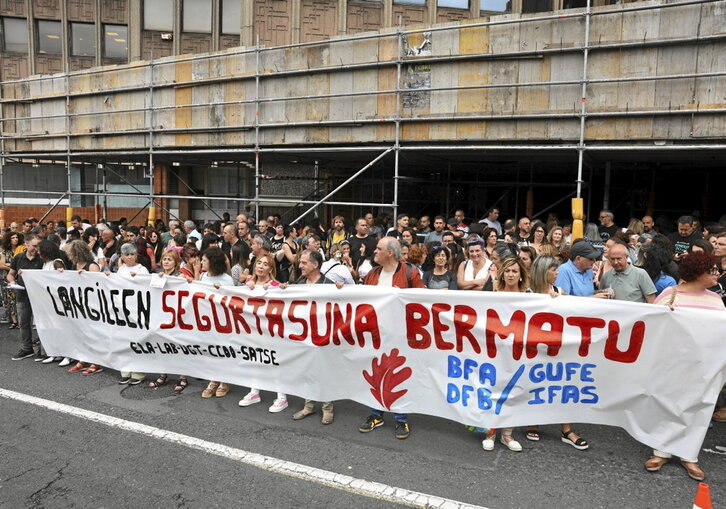 GUFEren egoitzaren atarian egin zuten elkarretaratzea.