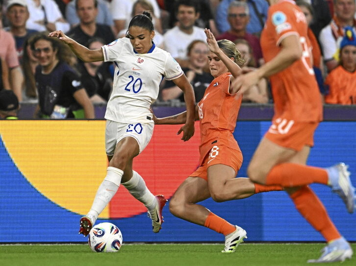 Casparij intenta frenar a Cascarino, que dio un recital ante Países Bajos.