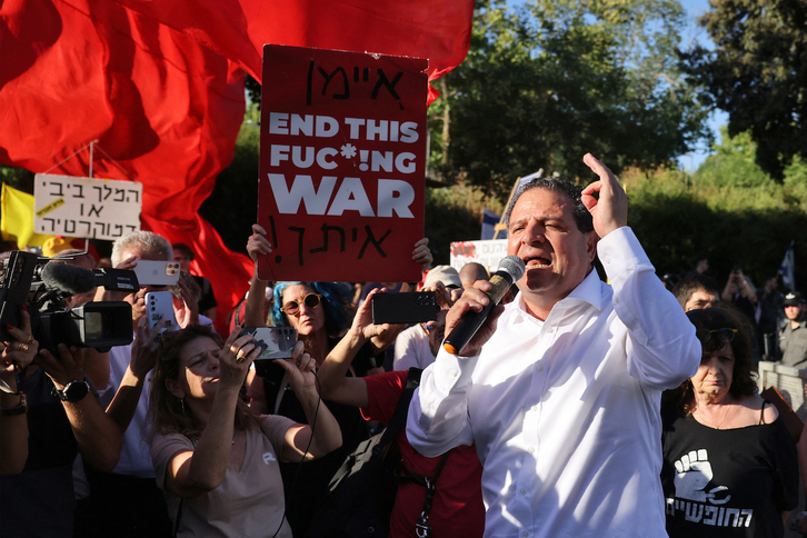 Ayman Odeh se dirige a una manifestación ante el Parlamento antes del debate sobre su destitución.