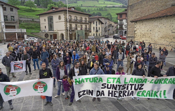 Imagen de archivo de una protesta en Ataun contra la conexión del TAV por Ezkio.