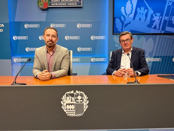 El consejero Denis Itxaso junto a Mario Yoldi, director de Planificación y Procesos Operativos de Vivienda.