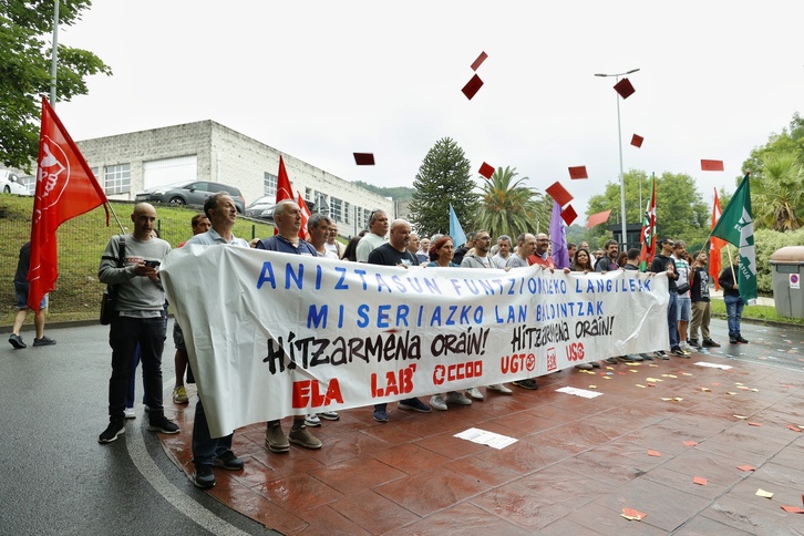 Concentración de los sindicatos de los centros especiales de empleo en Donostia.