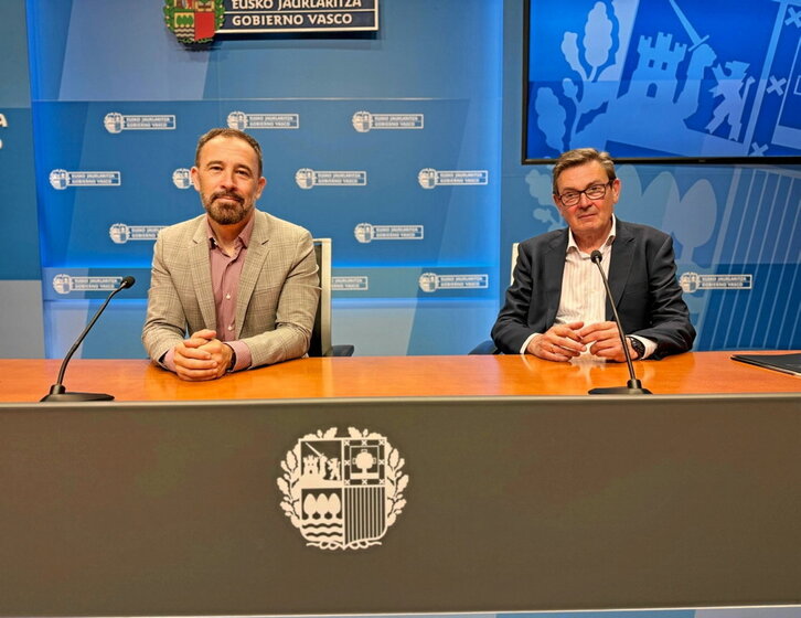 El consejero Denis Itxaso junto a Mario Yoldi, director de Planificación.