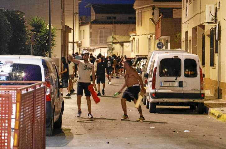 Un grupo de ultras en las calles de Torre Pacheco, Murcia.