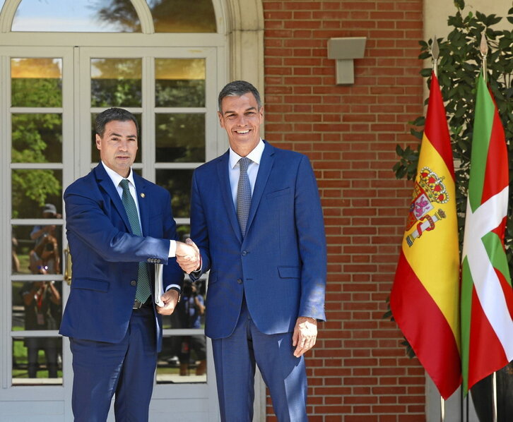 Pedro Sánchez recibió a Imanol Pradales en la puerta de la Moncloa