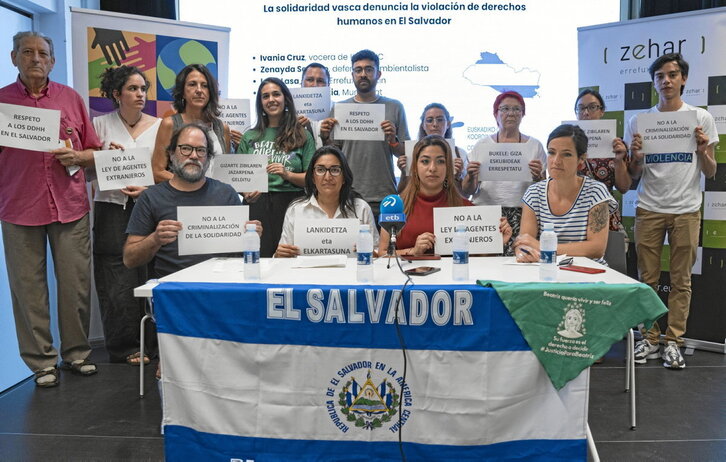 Rueda de prensa ayer en Bilbo para denunciar la persecución de la sociedad civil en El Salvador.