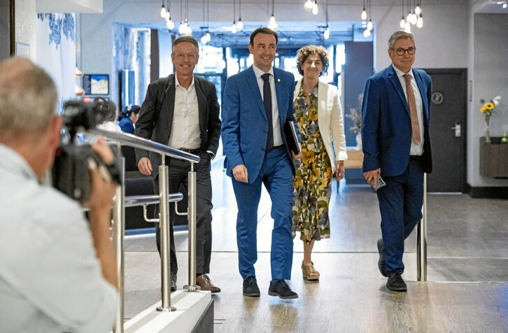 Iñaki Ruiz, Mikel Torres, Elena Pérez y Alfonso Gurpegui participaron en un desayuno informativo en Bilbo.