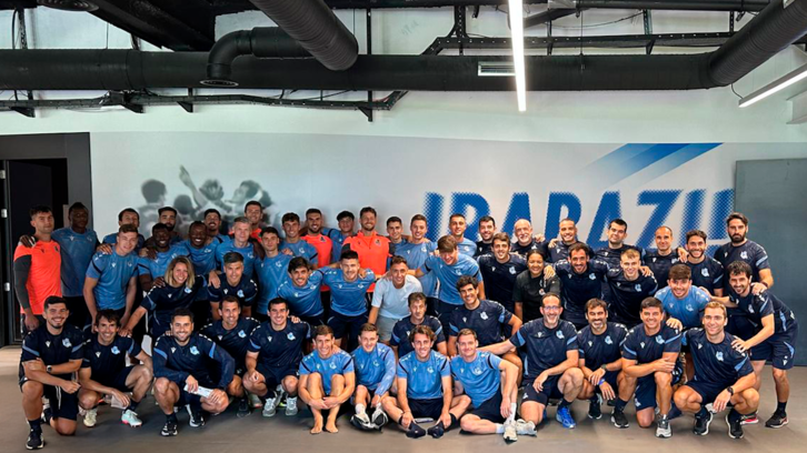 Olagasti se ha pasado por Zubieta para despedirse de sus compañeros.