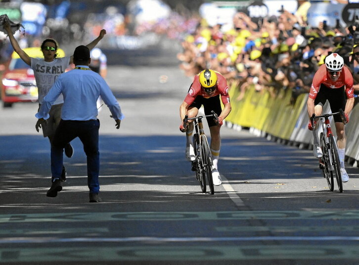 Arriskutsua baina trebea: Israel Tourretik kanpo botatzeko protesta egin zuen gizon batek helmugan.