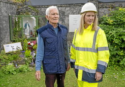 Peter Mulryan, superviviente de la institución religiosa, junto  Selina Brogan, de la Oficina del Director de Intervención Autorizada en Tuam (ODAIT, en inglés).