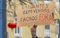 Detalle de un cartel durante una manifestación antirracista celebrada el pasado enero en Lisboa.