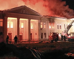 Fuego en una empresa atacada en Jarkov.