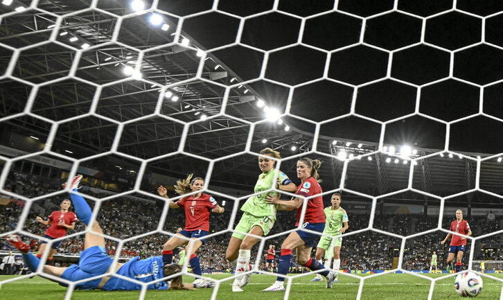 El balón entra en la portería de Fiskerstrand tras tocar Girelli el centro-chut de Cantore.