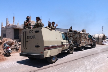 Vehículos del Ejército sirio, durante su despliegue en Sueida.