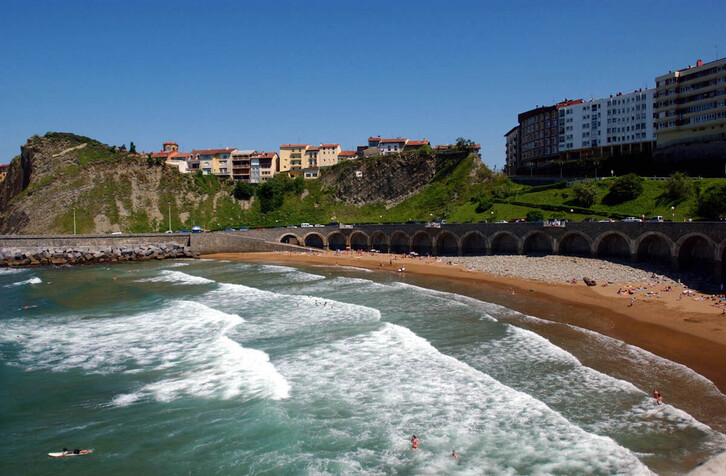 Gaztetapeko hondartza artxiboko argazki batean.