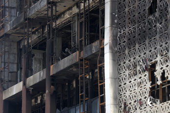 Fachada del hipermercado totalmente calcinada.