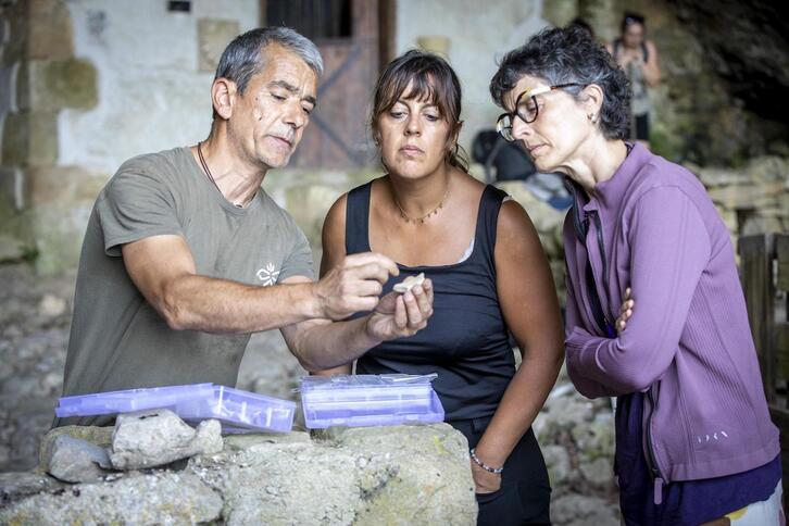 Jexux Tapia muestra los hallazgos a la diputada de Cultura de Gipuzkoa, Goizane Álvarez, y a la directora del Departamento de Cultura, Mari Jose Telleria.