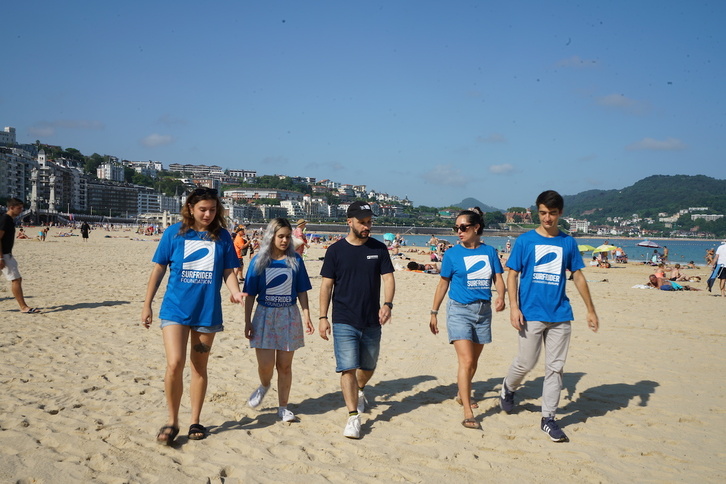 Voluntarios de Surfrider en la playa de La Concha.