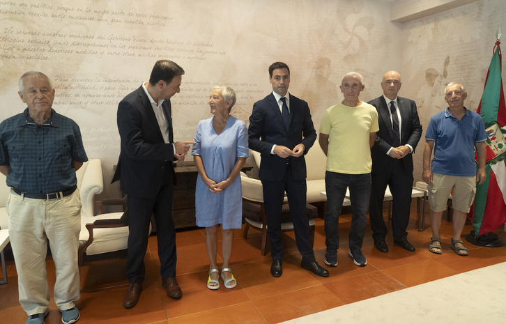 Pensionistas, Torres y Pradales han mantenido un encuentro para tratar la ILP presentada en el Parlamento de Gasteiz.