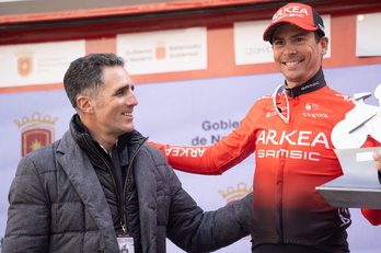Miguel Indurain bere izena daraman Lizarrako probako irabazleari saria ematen, 2022an. 