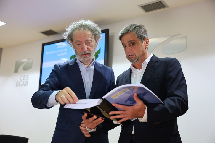 El presidente del CES, Javier Muñecas, y el presidente de la comisión que realiza el informe, Jon Barrutia.