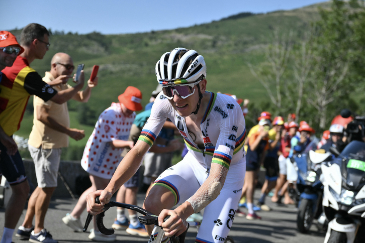 Tadej Pogacar, en plena subida a Hautacam.