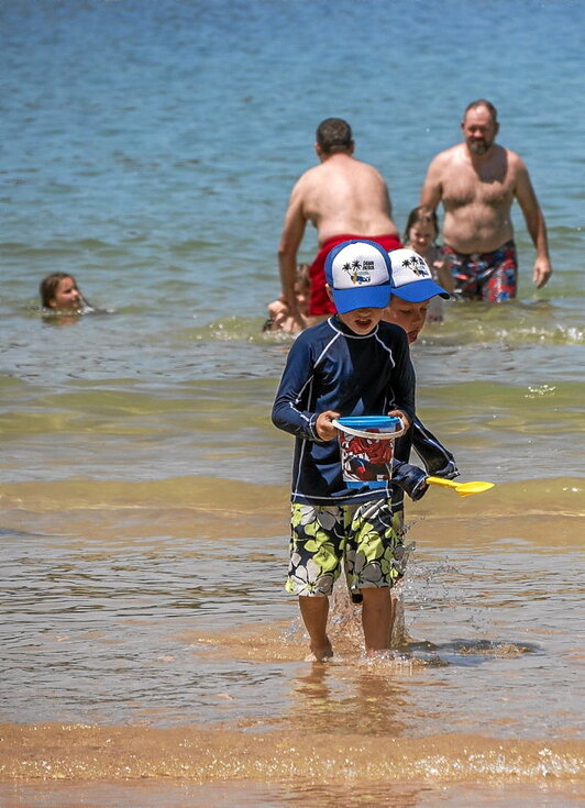 Udan ere, hezi gaitezen besarkaden babesean.