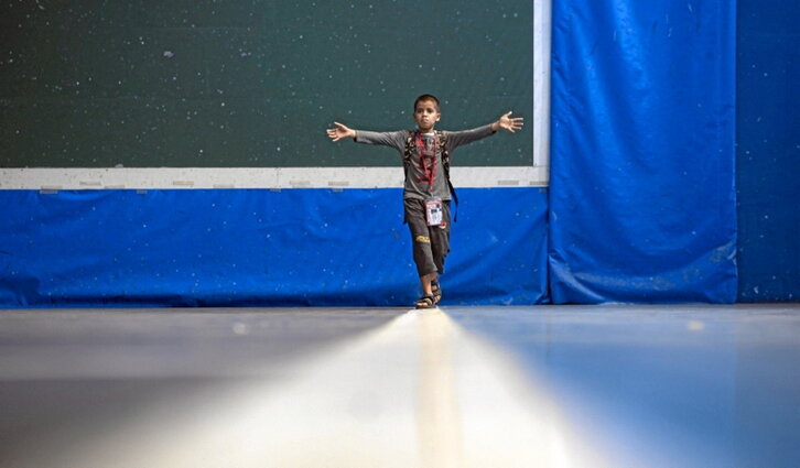 Bizkaian, Gipuzkoan eta Araban egongo diren Mendebaldeko Saharako 213 haur Loiuko aireportura heldu ziren atzo. Ondoren, herri honetako frontoira eraman zituzten, harrera familiekin elkartzeko.