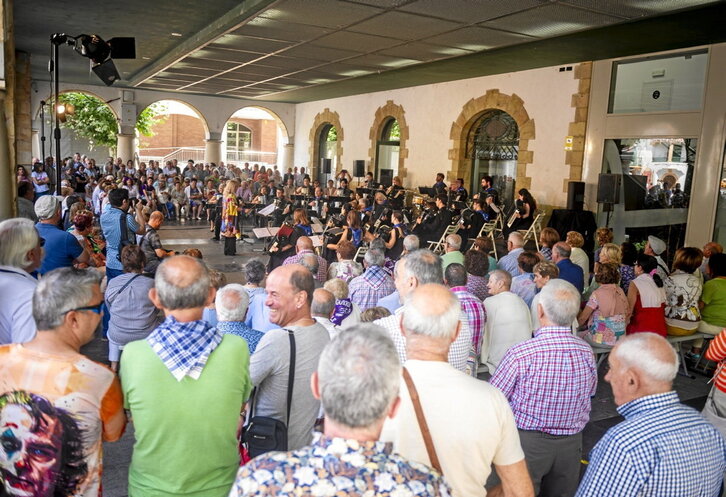 Mutrikuko txistulariak, erraldoiekin kalejiran.