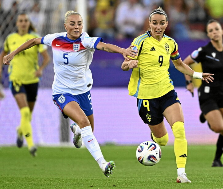 Kelly y Asllani, autora del primer gol sueco, intentan llegar al balón.