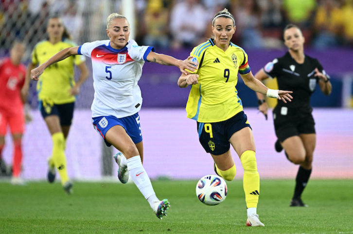 Greenwood y Asllani en el partido enrre Inglaterra y Suecia de la Eurocopa.