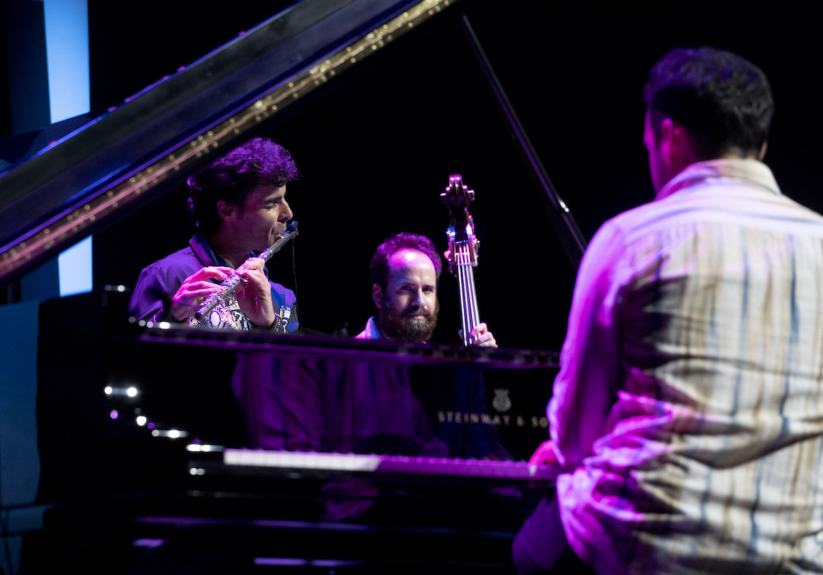 Juan Sáiz Trío abrió la jornada, en el Palacio Europa. (Raul BOGAJO | FOKU)