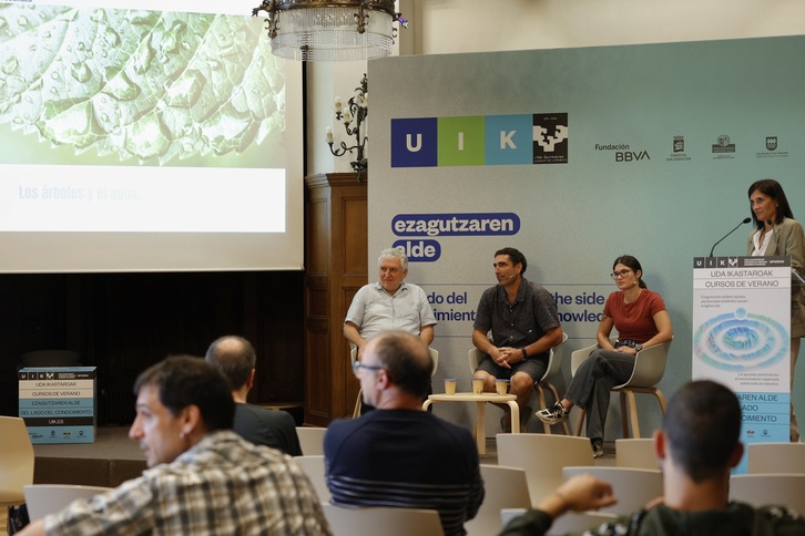 Jesús Julio Camarero Martínez, Sylvain Delzon, Laura Arnal Roig y Leire Salaberria Isasi, en el curso de verano de EHU ‘Los árboles y el agua’.