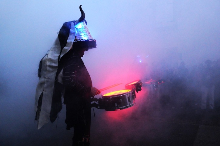 Deabru Beltzak taldearen azken ikuskizuna da ‘Su talka’.