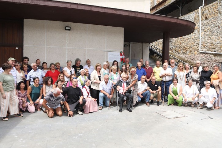 Jose Antonio Bastegieta Bengoetxea ‘Marko’ Kortezubiko herritarrekin.