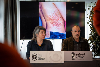 Iratxe Urizar (Behatokia) eta Aiert Larrarte (Egiari zor) Iratxe Sorzabalen kasua salatzeko agerraldi batean.