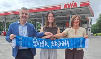 Nicoel Wiggins, Tati Garmendia eta Antton Tomasena Eserguiko zuzendari nagusiaren artean.