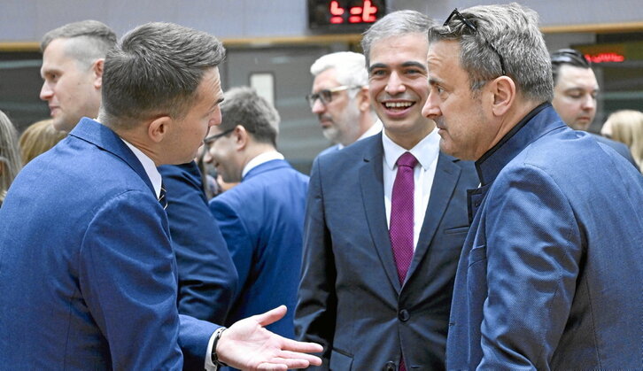 Fernando Sampedro, en el centro, conversa con Adam Szlapka (Polonia) y Xavier Bettel (Luxemburgo).