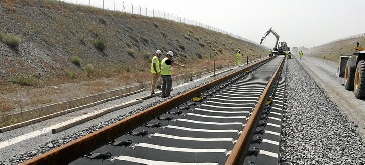 Imagen de un tramo de vías de tren en obras.