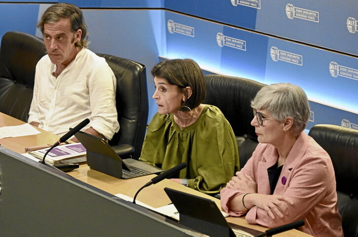 Presentaron el estudio Jorge Aramendi (uno de los autores), la consejera Nerea Melgosa y la directora de Emakunde, Miren Elgarresta.