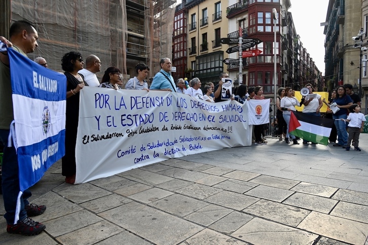 Concentración en la Plaza Unamuno de Bilbo del comité de solidaridad de salvadoreños en Euskal Herria contra la dictadura de Bukele.