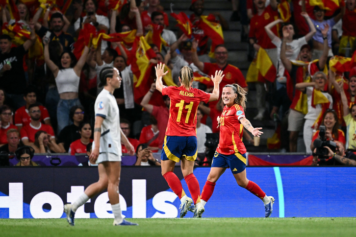 Alexia Putellas se dirige a Claudia Pina, la autora del segundo gol del encuentro.