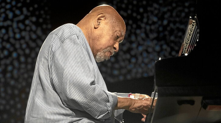 Kenny Barron piano jotzaileak publikoa bereganatu zuen Mendizorrotzako kontzertuan.