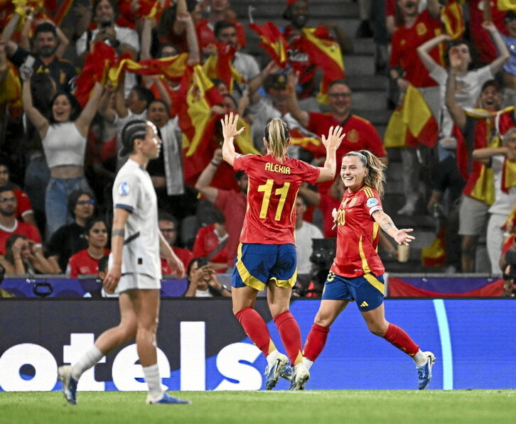 Alexia Putellas se dirige a Claudia Pina, la autora del segundo gol del encuentro.