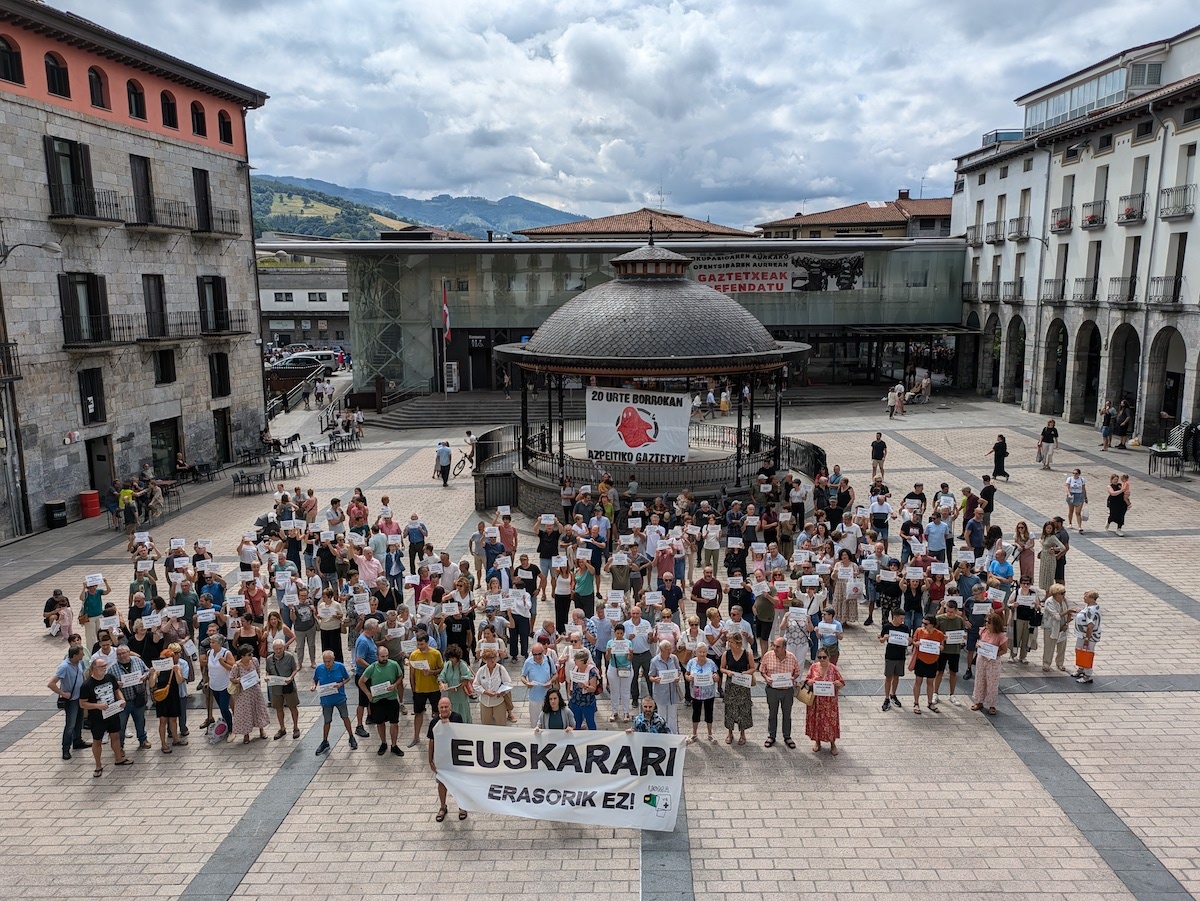 Azpeitiko plazan egindako elkarretaratzea. (UEMA) Azpeitiko plazan egindako elkarretaratzea. (UEMA)