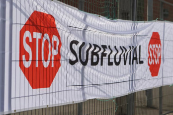 Una pancarta denuncia el proyecto en Leioa.